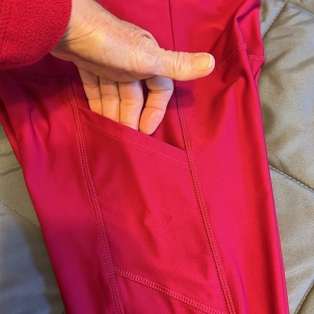 Vogo Ruby colored leggings, 2 side pockets, moisture wicking, Size S, NWT - Picture 5 of 7